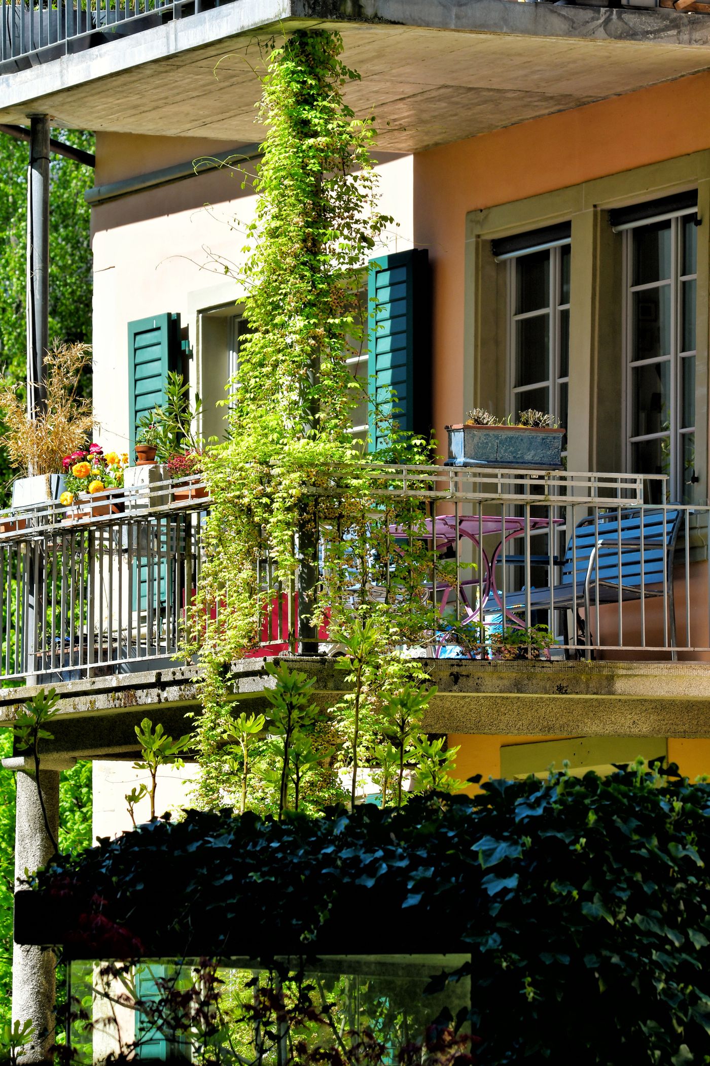 balkon tasarımı sonrası güneşli ve konforlu bir köşe