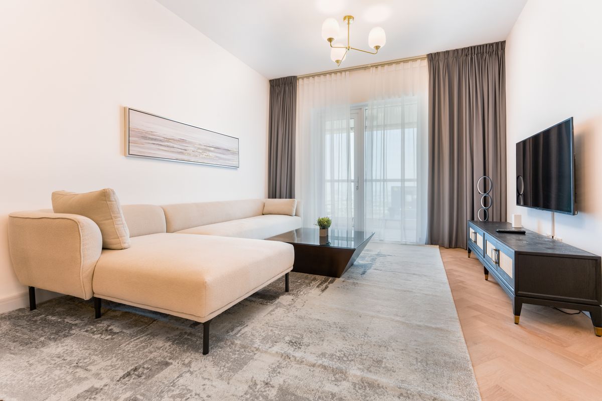 Küçük daire iç mimari örneği: bej kanepeli minimalist oturma odası