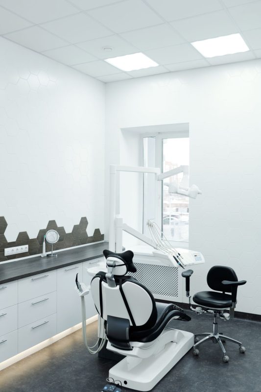 diş kliniği iç mimari ankara projesi - modern tedavi odası ve doğal ışık