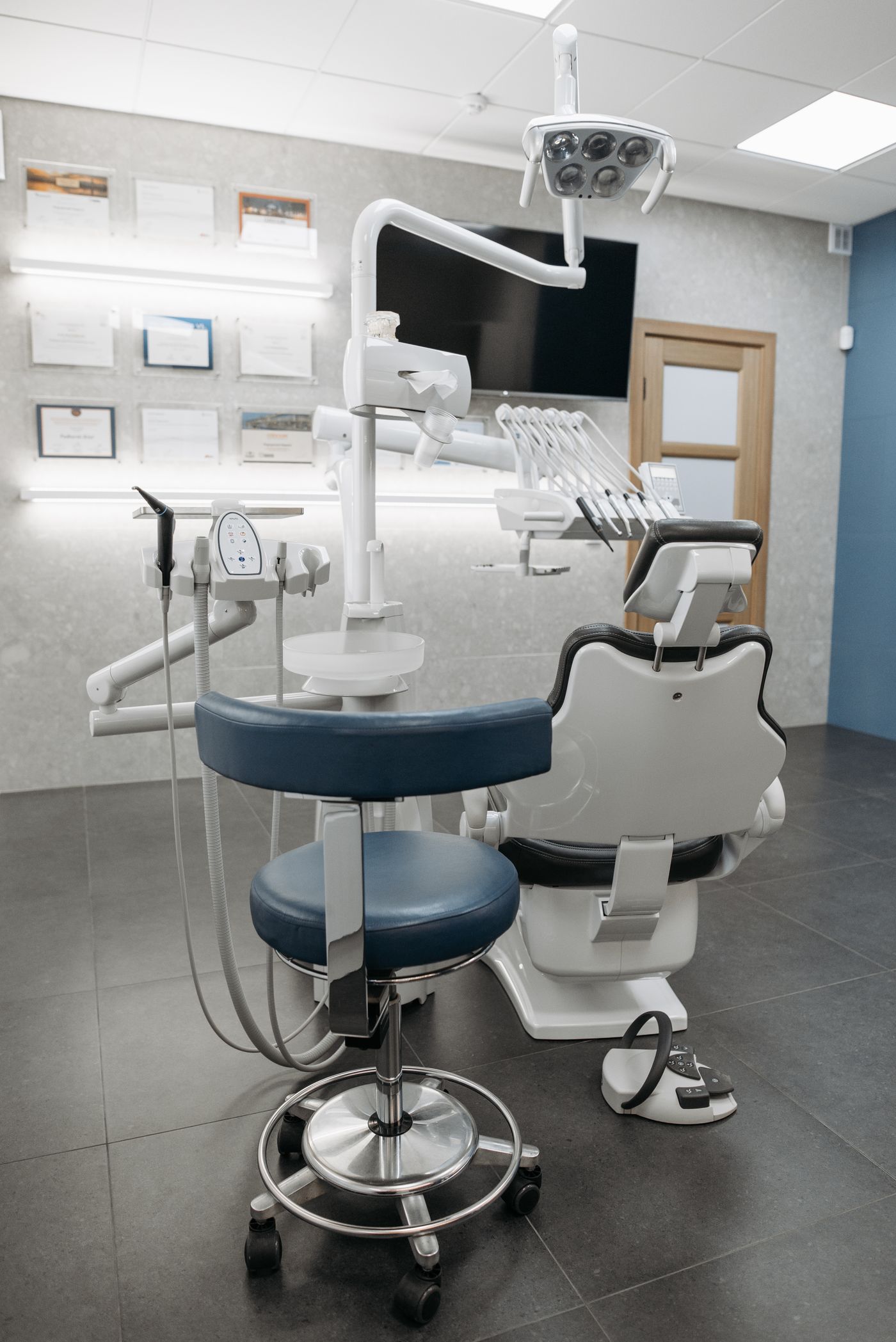 diş kliniği bekleme alanı tasarımı - sıcak malzeme dokusu ve oturma grubu