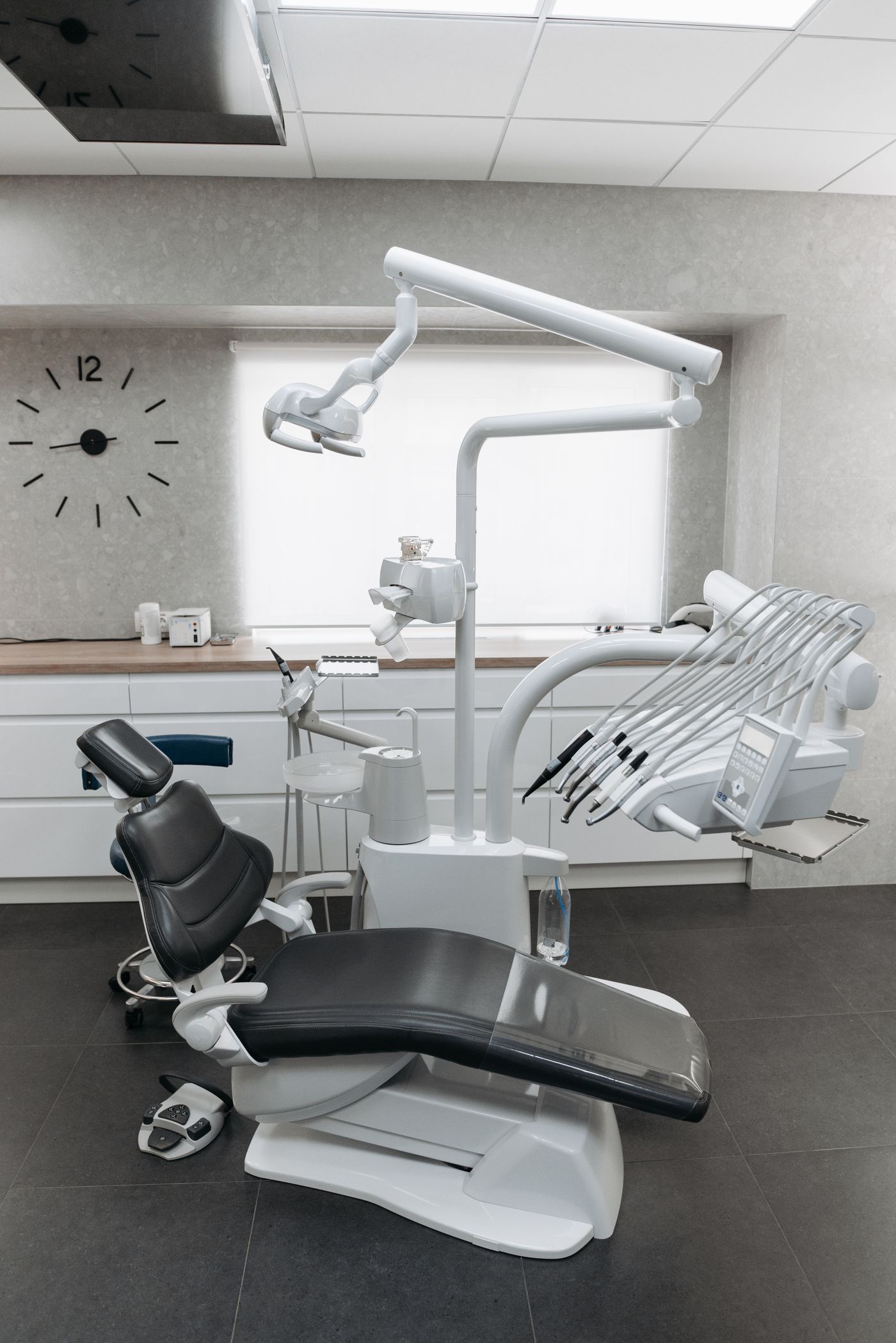 diş kliniği bekleme alanı tasarımı - resepsiyon bankosu ve katmanlı aydınlatma