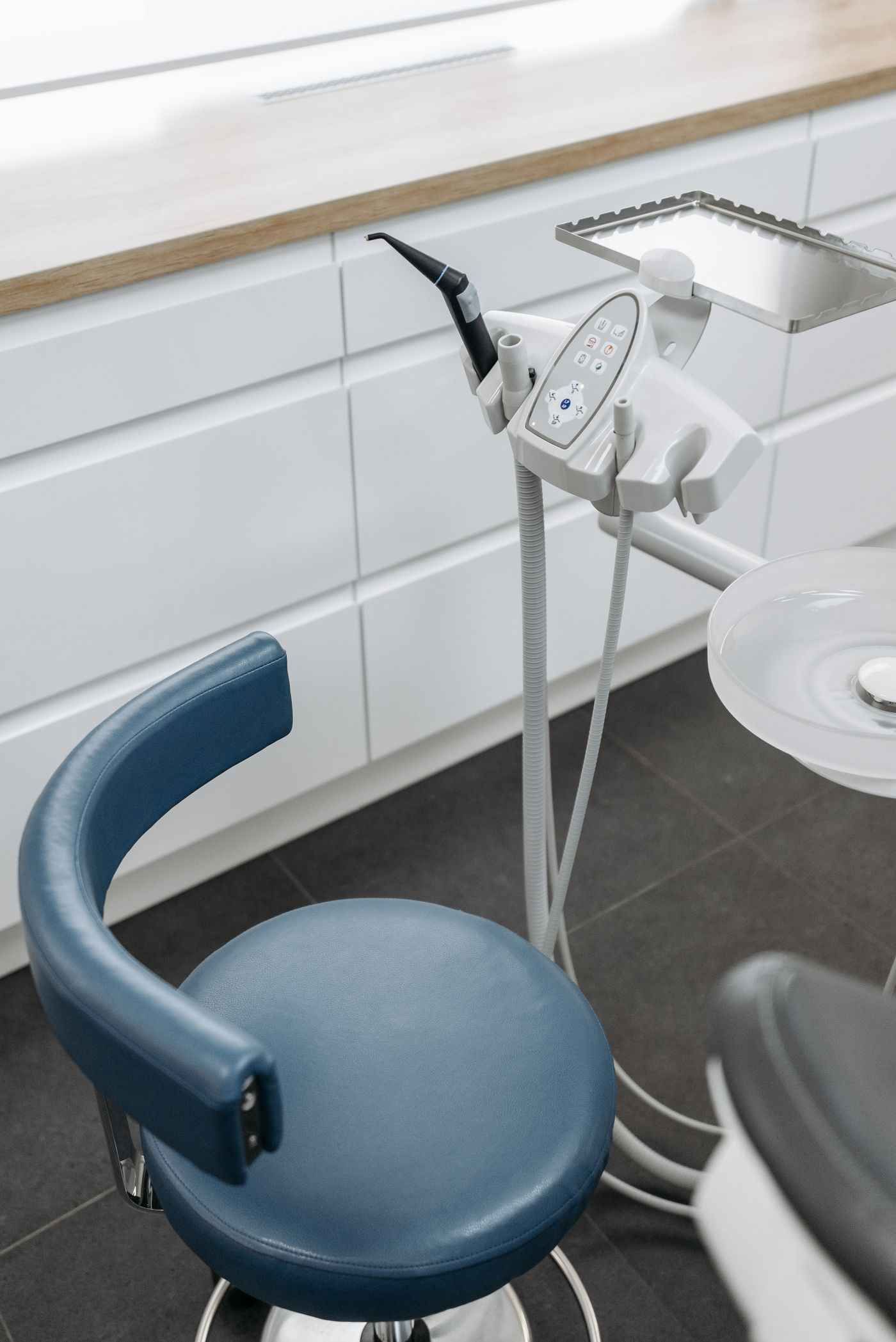 diş kliniği bekleme alanı tasarımı - doğal taş duvar dokusu ve bekleme köşesi
