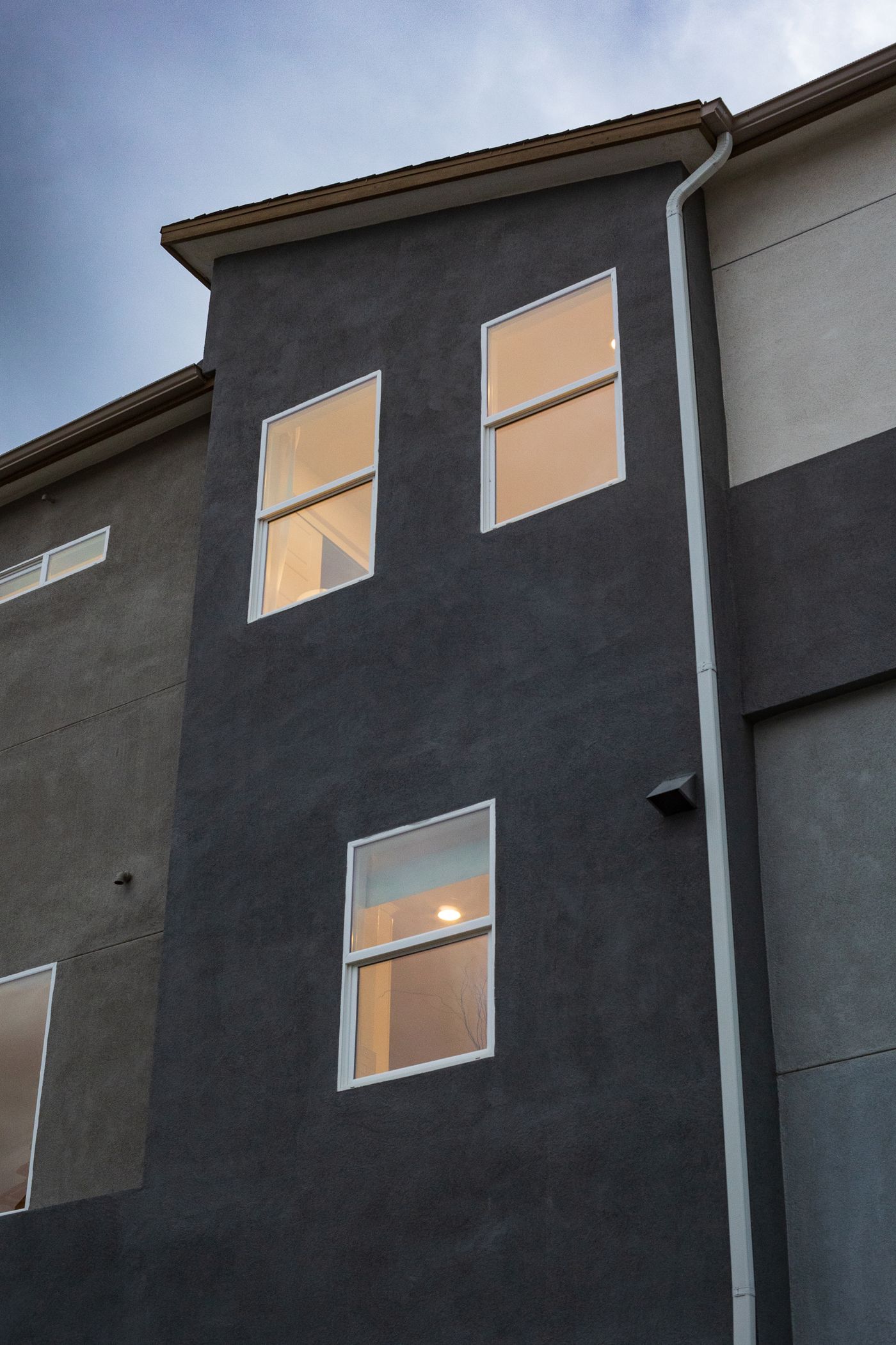 cephe tasarımı villa - akşam ışığında koyu sıva kütle detayı