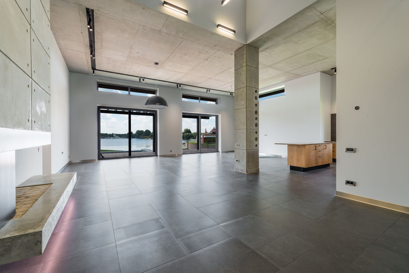 incek villa iç mimari projelerinde beton tavan ve cam cephe dokusu