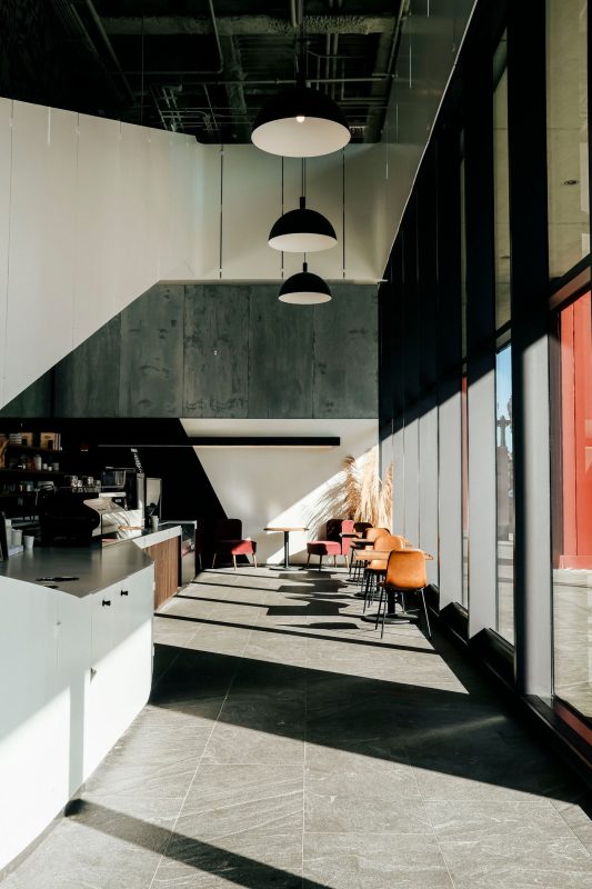 kafe tasarımı iç mimari - endüstriyel beton duvar ve asma aydınlatma
