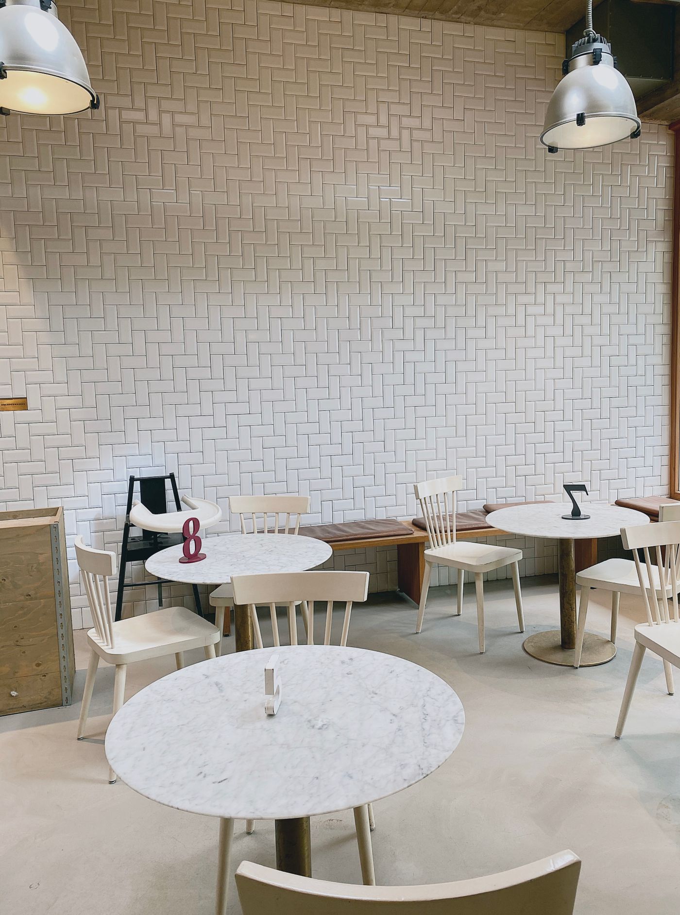 kafe tasarımı iç mimari - balık sırtı fayans duvar ve yuvarlak masalar