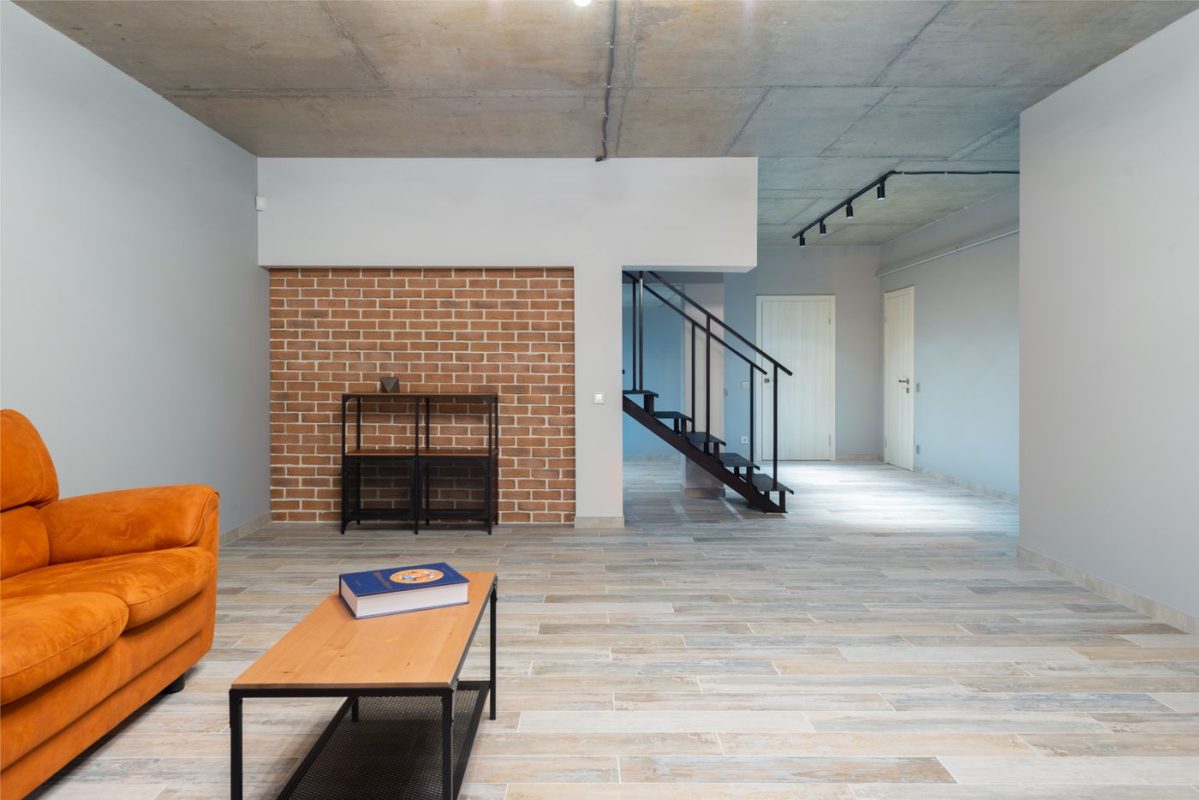 loft daire tasarımı ile yüksek tavanlı açık plan yaşam alanı