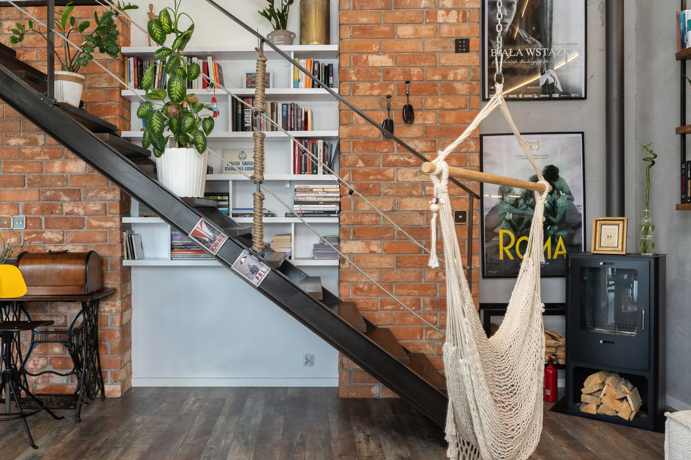 loft daire tasarımı projesinde açıkta bırakılan tuğla duvar dokusu