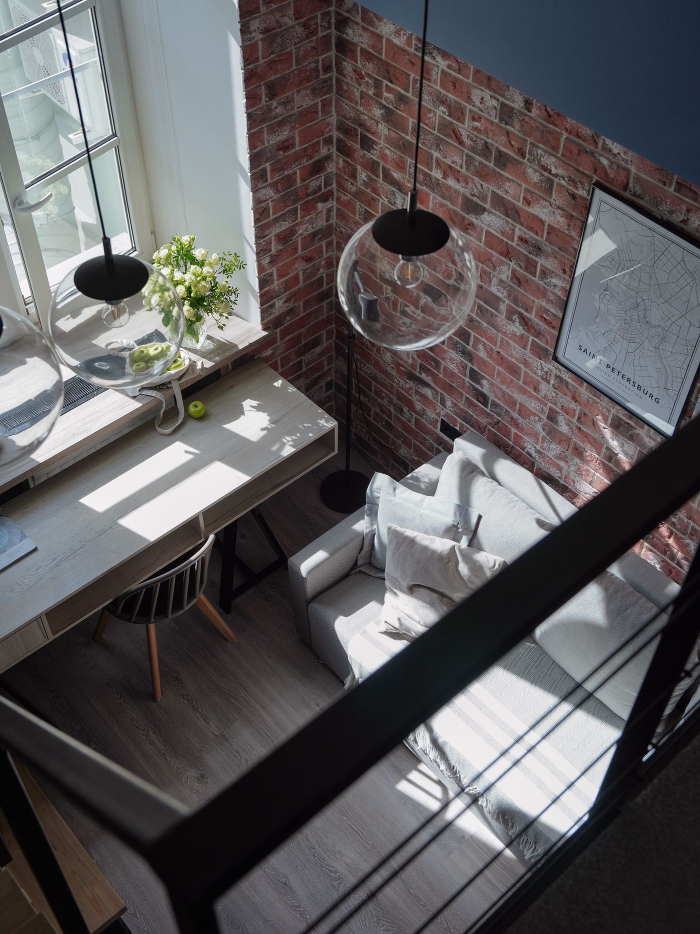 loft daire tasarımı için metal merdiven ve endüstriyel aydınlatma detayı